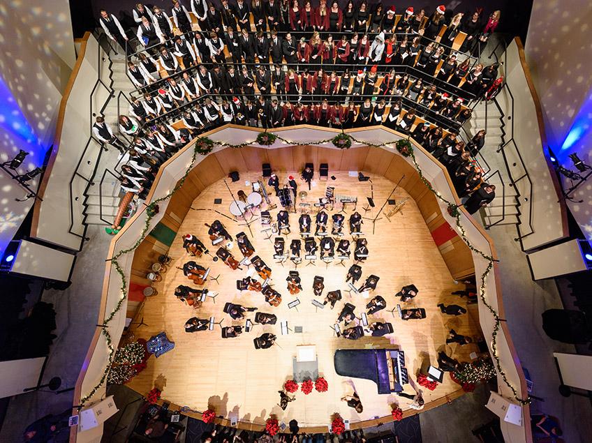 密歇根州立大学丹佛合唱团和交响乐团在国王中心音乐厅表演的俯拍
