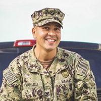 leon duran headshot in U.S. 海军制服